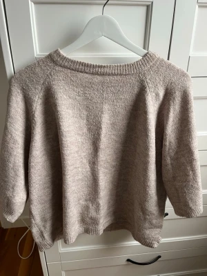 Kortärmad stickad tröja från Lager 157 - Fint skicka och använd fåtal gånger. Beige i färgen!! Sitter fint på!! Stl S
