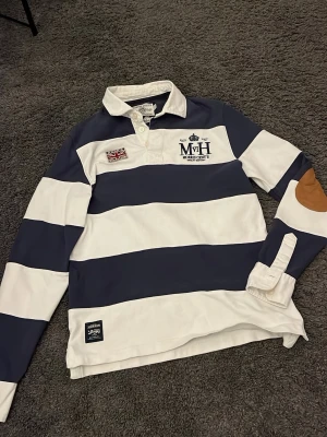 Morris långärmad piké  - Riktigt fet långärmad piké från märket Morris. Unik, stilig och klassisk. Passar till det mesta. Väldigt bra passform och skick 