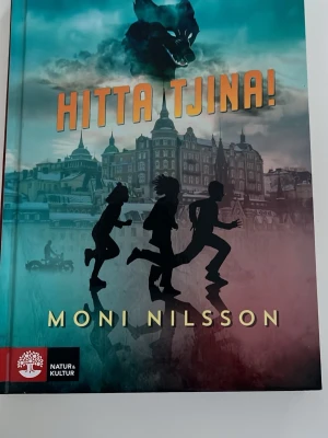 Bok: Hitta Tjina!  - Följ med på ett spännande mysterium där Saga och Svante måste hitta sin vän Tjina som plötsligt försvunnit. Med hotfulla meddelanden, mystiska namn och ett läskigt mc-gäng blir jakten allt mer intensiv. Perfekt för dig som gillar äventyr och nervkittlande berättelser! Har strykit över ett namn i hörnet längst fram i boken.