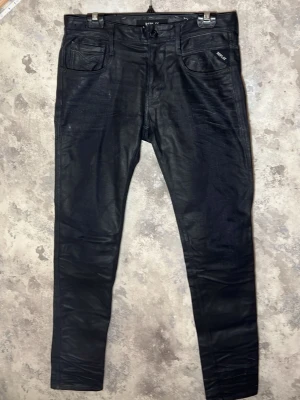 Replay Anbass jeans  - Säljer dessa riktigt schyssta Replay Anbass jeansen som är i storlek 30/34. Jeansen är i bra skick utan några defekter. Bara att skriva över frågor och funderingar.