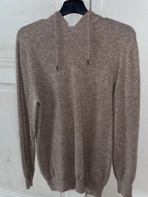 Kashmir hoodie - beige kashmir hoodie i superbra skick, inga defekter. Storlek S.