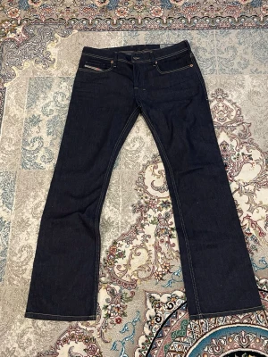 Diesel Zatiny  - Schyssta Diesel jeans i nyskick, den är i modell Zatiny Regular bootcut.  Dock sitter den dåligt på mig då den är för stor. Är cirka 174 cm och väger 56kg, storlek 32/32 mått finns även på sista bilderna