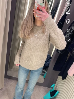 Beige stickad tröja från nelly - Säljer en beige stickad tröja, köpt på nelly butiken, strlk xs, använd fåtal gånger och är som ny💓