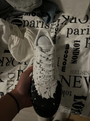 Margiela Gats  - Säljer nu dessa i otroligt fint skick, köpte för ett par veckor sedan men behöver pengarna igen. Endast använda en gång lite snabbt. Hör av er för fler bilder eller andra funderingar. Pris går att diskutera även byten kan vara intressant 