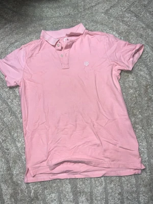 Rosa piké med krage och knappar - Storlek s