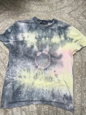 Tie-dye t-shirt från Primark XS - Säljer en kortärmad t-shirt från Primark i storlek XS 