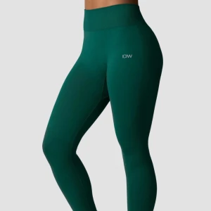 Gröna leggings från ICANIWILL - Snygga gröna leggings från ICANIWILL med hög midja och tight passform. Perfekta för träning eller chill, tillverkade i mjukt och stretchigt syntetmaterial som sitter skönt mot kroppen. Diskret logga på höften för en clean look.