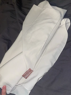 ljus begie hijab i premium chiffong  - en fin slöja i ljus färg från larrisa, köpt på nätet och materialet kallas premium chiffong.  Använd 1 gång!