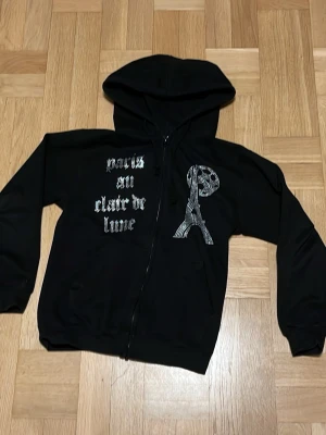 Bling lucid tröja - Svart blinglucid tröja jag knappt använt för den satt lite konstigt på mig, några stenar har lossnat men inget som syns om man inte kollar noga. Hör av dig om du undrar något