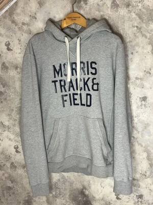Morris Track & Field Hoodie - Säljer denna sjukt snygga Morris hoodien som är i storlek M. Den är i bra skick utan defekter. Bara att skriva över frågor och funderingar.