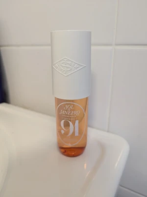 Sol de Janeiro Cheirosa 91 bodymist  - Sol de Janeiro Cheirosa 91 Perfume Mist, 90 ml. Sol de janeiros senaste body mist med doft av blommor, passionsfrukt och honung. Full, endast testad. 