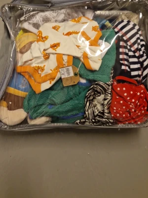 Bebiskläder för pojkar - Säljer flera utval av kläder till bebispojkar. Inget av detta har aldrig använts. Och påsen ingår i köpet. Märkeskläder syns också till. Pris går att diskuteras.