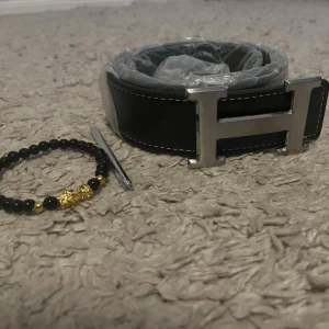 Svart H bälte  - Säljer mitt herrmes bälte 100cm helt nytt. Armband ingår. Hör av er vid frågor och funderingar 