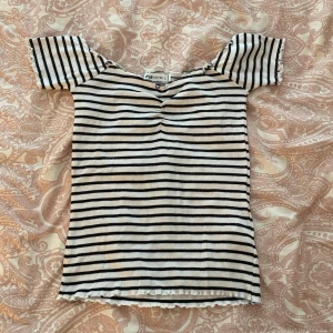 Randig topp  - Randig off shoulder topp i jättebra skick endast kommit till användning en gång. Storlek L men liten i storleken så mer som en M/S