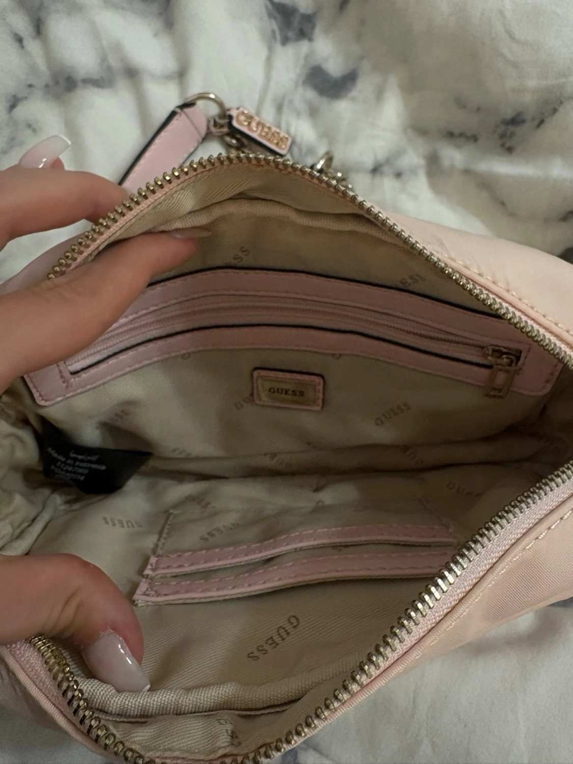 Ljusrosa axelväska från Guess - 4