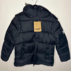 Burberry jacka svart - Burberry jacka svart i ny skick, kan också bli till väst, pm vid frågor eller för detaljerbilder.