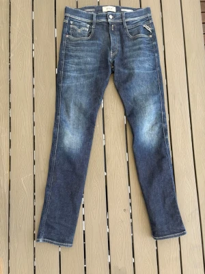 Replay anbass - Säljer nu ett par riktigt feta replay anbass jeans. Storlek W32, L32. Skick 9,5/10. Om du har några funderingar så är det bara att fråga på!💫