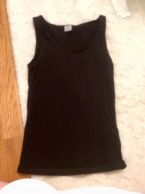 Loose fit linne - En enkel och basic svart linne, som är i loose fit så passar S-M/L