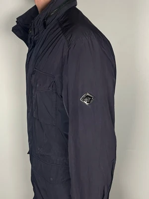 J.Lindeberg field jacket - Säljer en riktigt snygg och trendig J.Lindeberg field jacket i fint skick, storlek L, vid frågor är det bara att skriva //Gramenti