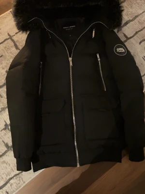 Supply & Demand  - Säljer en svart Supply & Demand dunjacka som passar perfekt inför vintern och är knappt använd, inga skador alls. Jackan håller dig stilig och varm, man kan ta av och sätta på pälsen lätt genom en kedja, Står storlek S men är perfekt som M!!. Om det är något du vill fråga så gör det direkt..Passa på och köp❄️