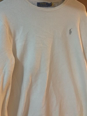 Polo Ralph lauren sweetshirt - Använd 1-2 gånger bara och den har bara legat i min garderob, blir jätte gärna av med den för en enkel peng, pris kan diskuteras