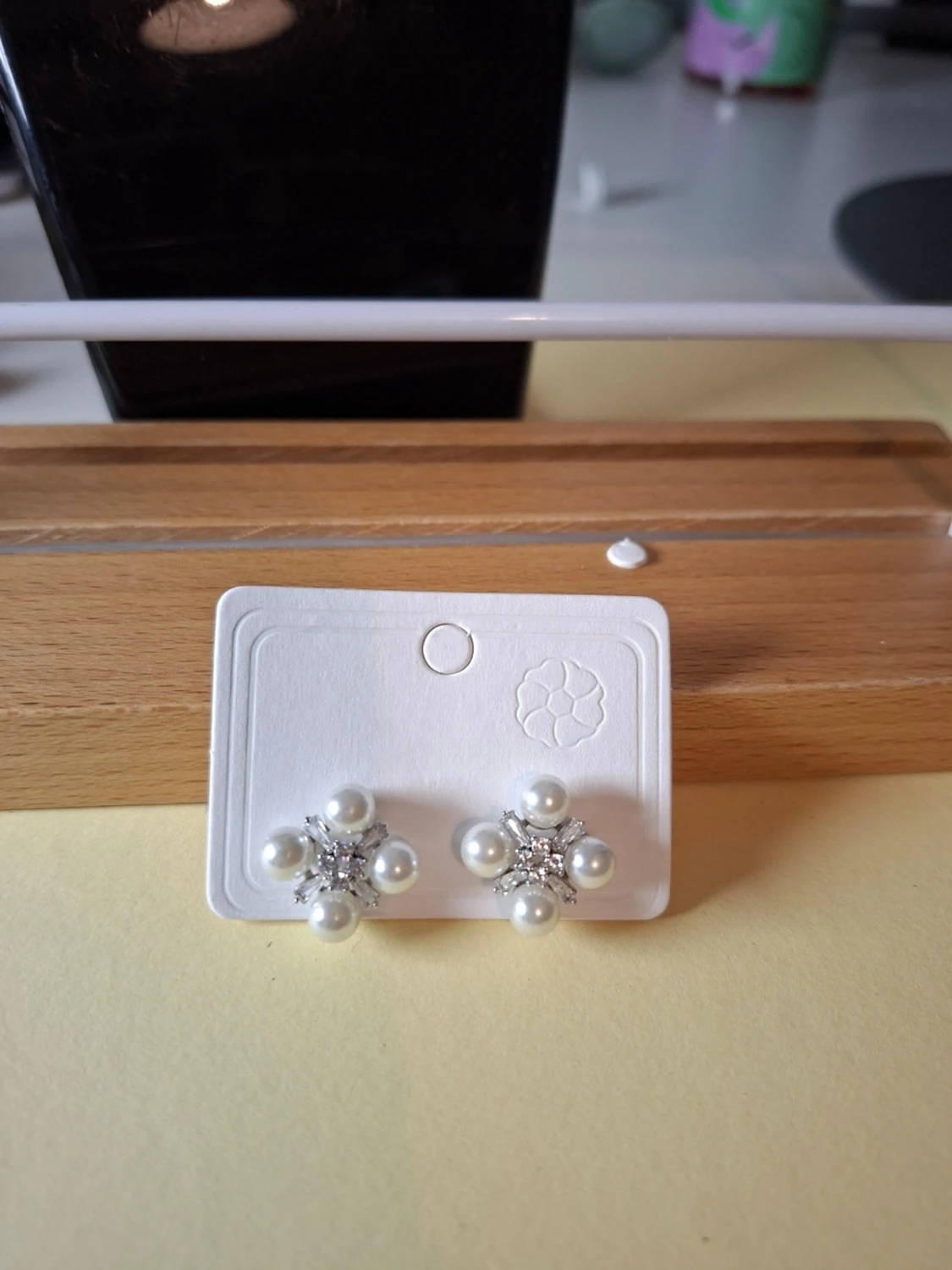 Silvriga örhängen med pärlor och stenar