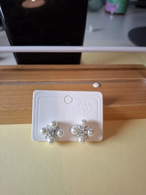 Silvriga örhängen med pärlor och stenar - Fler fina accessoarer finns på min profil 💍  More exquisite accessories on my profile listings.