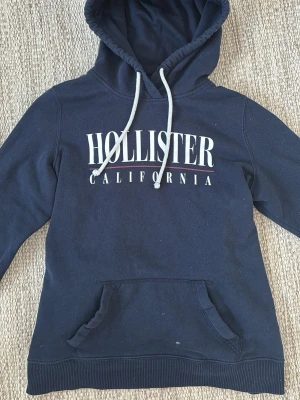 Marinblå Hollister hoodie - Jättefin mörkblå hoodie från Hollister🥰skriv om ni har några frågor osv🩷