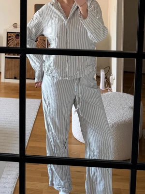Randig pyjamas i blått och vitt - Säljer en klassisk pyjamas med blå och vita ränder från h&m🤍💙🤍💙