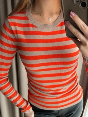 randig stickad tröja! - randig stickad tröja, väldigt mycket afterski vibe, storlek S. hör av er vid frågor!! 