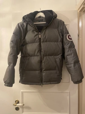 Grå Kingsland dunjacka, ridjacka, storlek XS (unisex) - Grå Kingsland dunjacka, ridjacka, storlek XS (unisex). Resår i midjan på båda sidorna. Fint skick, använd väldigt lite.
