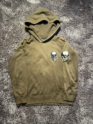 Number (n)ine double skull hoodie - Number (n)ine double skull zip hoodie From ss04 “dream baby dream” by Takahiro Miyashita, one of the most iconic hoodies from number (n)ine with intentional distressing over the hood and chest. Size 3 men passar M, värsta grail hoodie och i nuläget så kan de bara vara jag som har denna i Sverige men är inte helt 100% om du har frågor osv skriv gärna! Priset är högt eftersom att denna hoodie är svår att få tag på och finns inte många i sånt här skick, brukar säljas för 650-900$