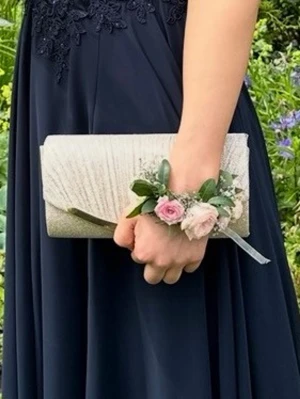 Glittrig kuvertväska - Säljer en elegant kuvertväska i glittrigt beige tyg. Perfekt för bal. 