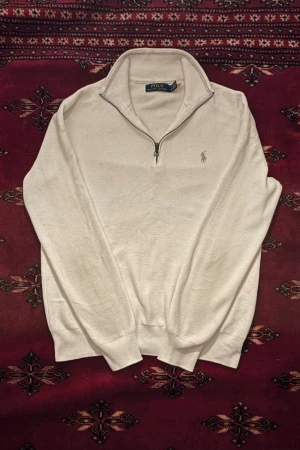 POLO RALPH LAUREN - Säljer nu min favvo zip då den blivit för liten😢Tröjan är väl använd men trots det ett bra skick👏🏼 Den är skrynklig just nu men kan självklart strykas innan den skicka iväg🙌🏼Skriv vid minsta fundering! Ny pris=1499kr Mitt pris=699kr😁//nils