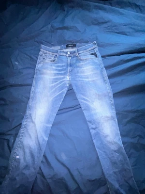 Blå slim fit Replay jeans  - Säljer ett par blåa Replay anbass hyperflex jeans i storlek 31/32 som är i väldigt bra skick. Priset är inte hugget i sten. Hör av er vid funderingar!