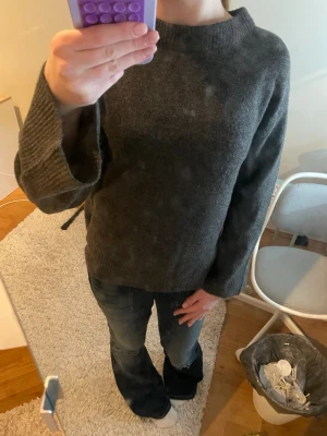 Mörkgrå stickad tröja - Mysig mörkgrå stickad tröja som jag säljer då den är en aning stor❣️(aldrig använd)