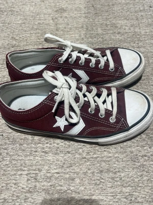 Vinröda Converse sneakers🥹 - Vinröda Converse all star sneakers❣️ köpta i USA i Converse butiken. Storlek 36 men även med storlek 37 kan ha dom😅