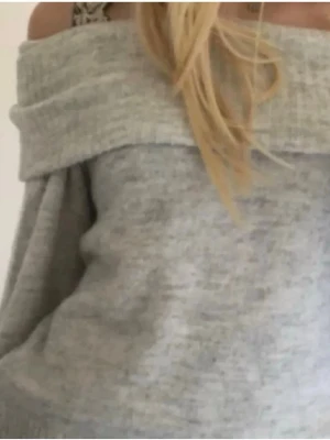 Ljusgrå off shoulder stickad tröja - Jätte fin off sholder stickad tröja i storlek s/xs super skön och passar med det mesta