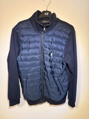 Polo Ralph Lauren Cardigan - Polo Ralph Lauren cardigan/hybridjacka i väldigt fint skick. Osäker på äkthet. Skriv pm för prisförslag och frågor.