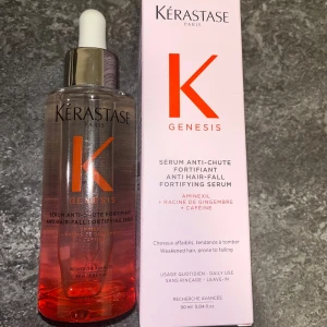 Kérastase Genesis hårserum - NY! Superpopulära Kérastase Genesis Anti Hair-Fall Fortifying Serum. Säljer pga spontanköp och har redan massa produkter haha. Original pris 735kr på kicks 👧❤️ 