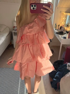 Rosa volangklänning med en axel - Supersöt rosa klänning med volanger från zara💗