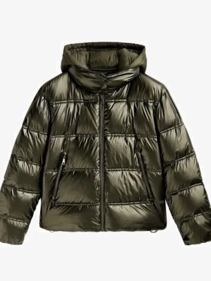 Olivgrön glansig pufferjacka med huva - Snygg olivgrön pufferjacka från Massimo Dutti. Luva tillkommer ! Använd en del men i så fint skick, endast en innerficka som är trasig! Storlek M/L 💚