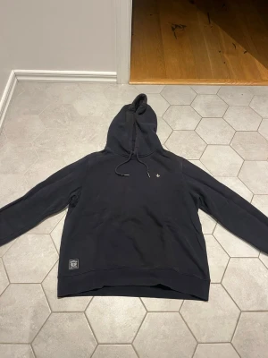 Morris hoodie  - Säljer min Morris hoodie, storlek L. Ganska bra skick men använd, inga hål eller liknande. Säljer pga att den är för liten.