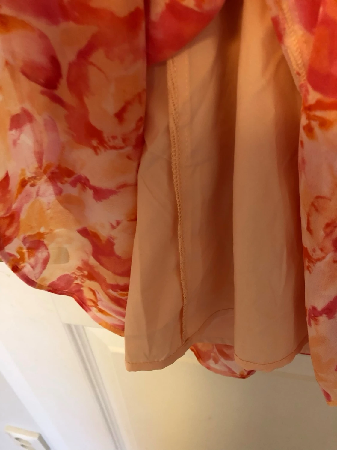 Blommig kortklänning med volang - 4