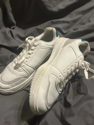 Nonation white sneakers shoes  - Fin skick som ni kan se! Kommer packas väldigt säkert och fint. 