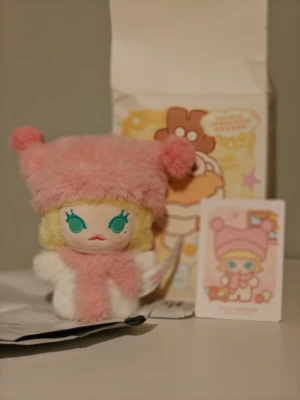 Molly plush Fluffy and cozy series. Popmart  - Fin Baby Molly plush. Series Fluffy and cozy. Mycket mjuk material. Fick den på Itoylabs TikTok live som endast säljer äkta. Boxen lite skadad under transport, men hel, ingår kort och påse också.