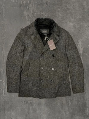 Kort Rock - En extremt snygg mörk grå kort Rock ! Storlek S och är i ungefär nyskick! Jackan har skönt material och passar till allt samt sitter extremt bra! OBS hål i en ficka!                                              Vi finns här för att svara på alla dina frågor! Dessutom så är priset ej hugget i sten vid snabb affär! Mvh saint!