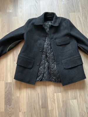Svart ulljacka från Acne Studios med quiltad innerväst - Säljer en riktigt fet ulljacka med medföljande quiltad innerväst från Acne Studios då den tyvärr inte passar mig. Märkt som S, men skulle säga att den snarare passar en M. Säljer för ett grymt pris, då nypris ligger på runt 10 000kr. Såklart 100% äkta, kom gärna med prisförslag och hojta till om det uppstår frågor! 