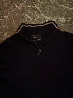 Cashmere Half Zip - En Mörkblå kashmir halfzip i storlek M men passar S. Köpt i London.  I kragen finns beiga ränder. Rätt bra skick, finn ett litet hål i vänster arm, hör av dig vid bild. Nypris runt 1500kr