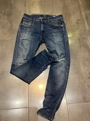 Replay Anbas Jeans - Säljer Replay Anbas Jeans. Storlek 31-32. Passar till de flesta populära stilarna. Bra skick och inga problem. 